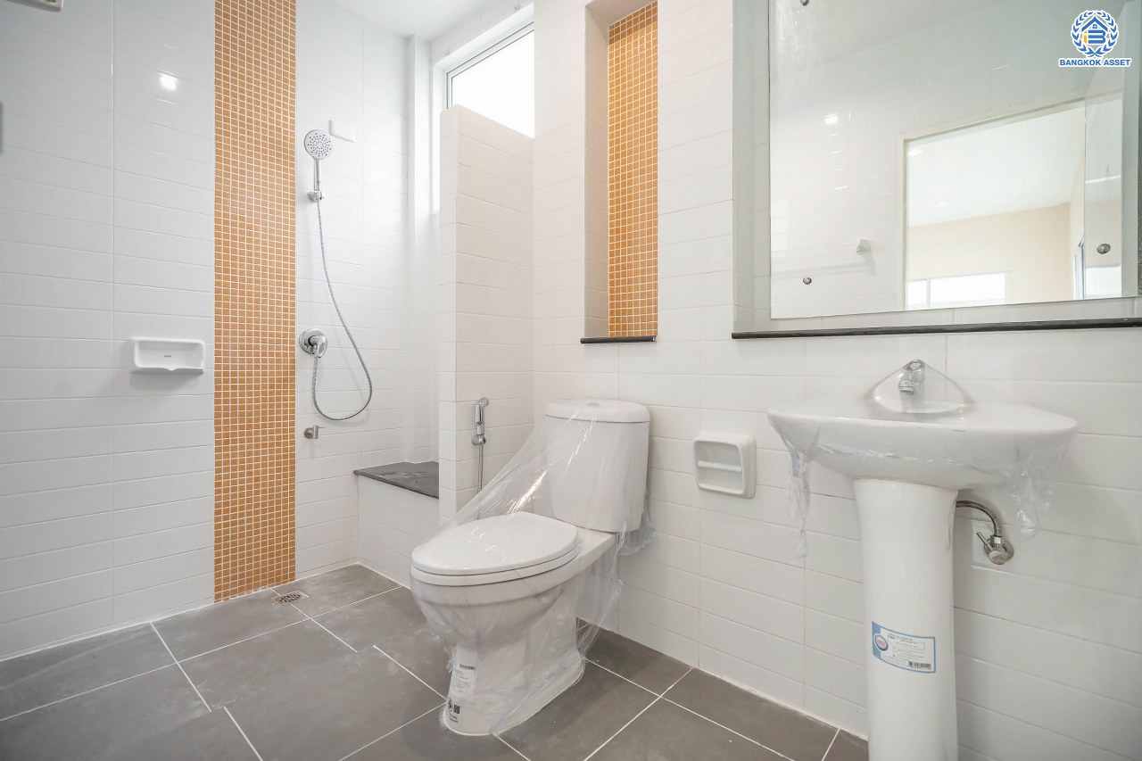 บ้านมือสองตกแต่งใหม่ โครงการ เพอร์เฟคพาร์ค วัดพระนอน จากแบรนด์ Property Perfect เนื้อที่ 35.8 ตร.ว. บ้านแฝดฟังก์ชันระดับบ้านเดี่ยว! 3 ห้องนอน 2 ห้องน้ำ 1 ที่จอดรถ พร้อม Facilities ครบครัน บนทำเลเชื่อมต่อถนนกาญจนาฯ ใกล้ทางด่วน ศรีรัช-วงแหวนฯ เซ็นทรัลเวสต์เกต และรถไฟฟ้าสายสีม่วง "สถานีตลาดบางใหญ่"